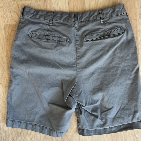 Izod men’s shorts in a stone color.  Flat front size 32. - Picture 2 of 4